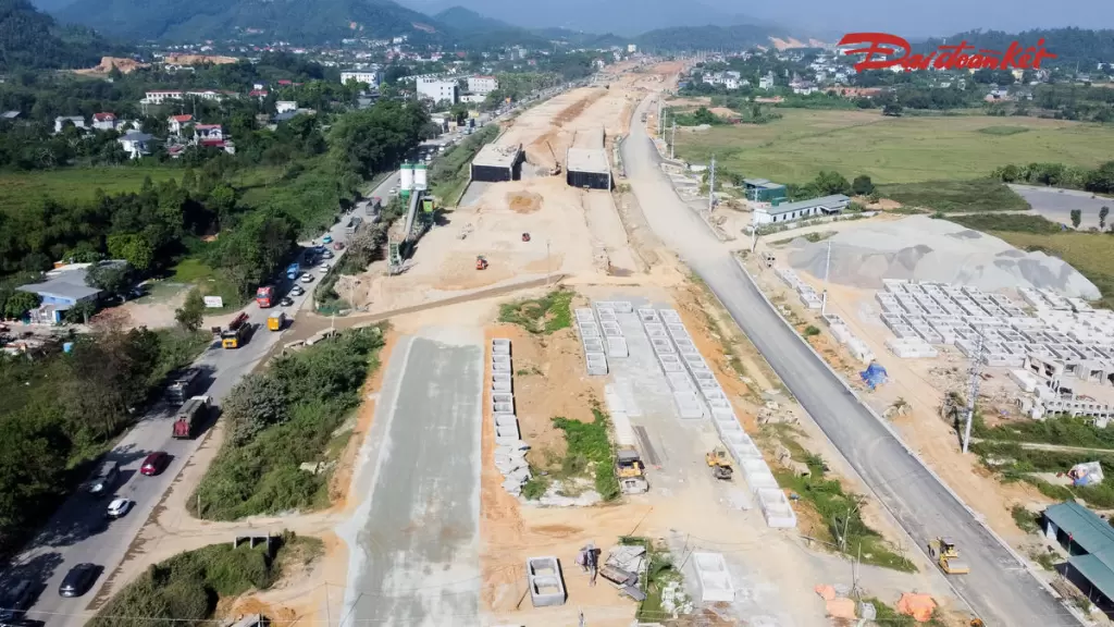 河內5200億盾連接升龍大道與和平高速路段完成逾三成工程量 · 報道配圖