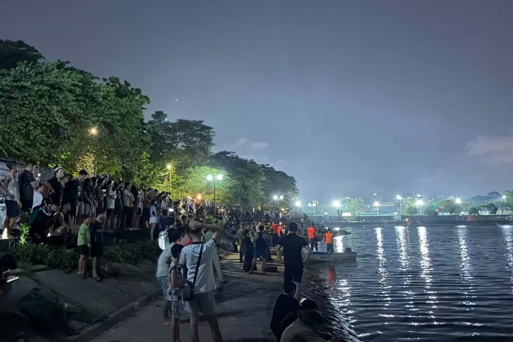 民众在岸边关注搜寻