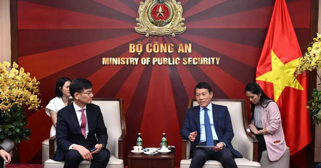 越南公安部长会见三星越南总经理,讨论半导体培训与安全设备合作