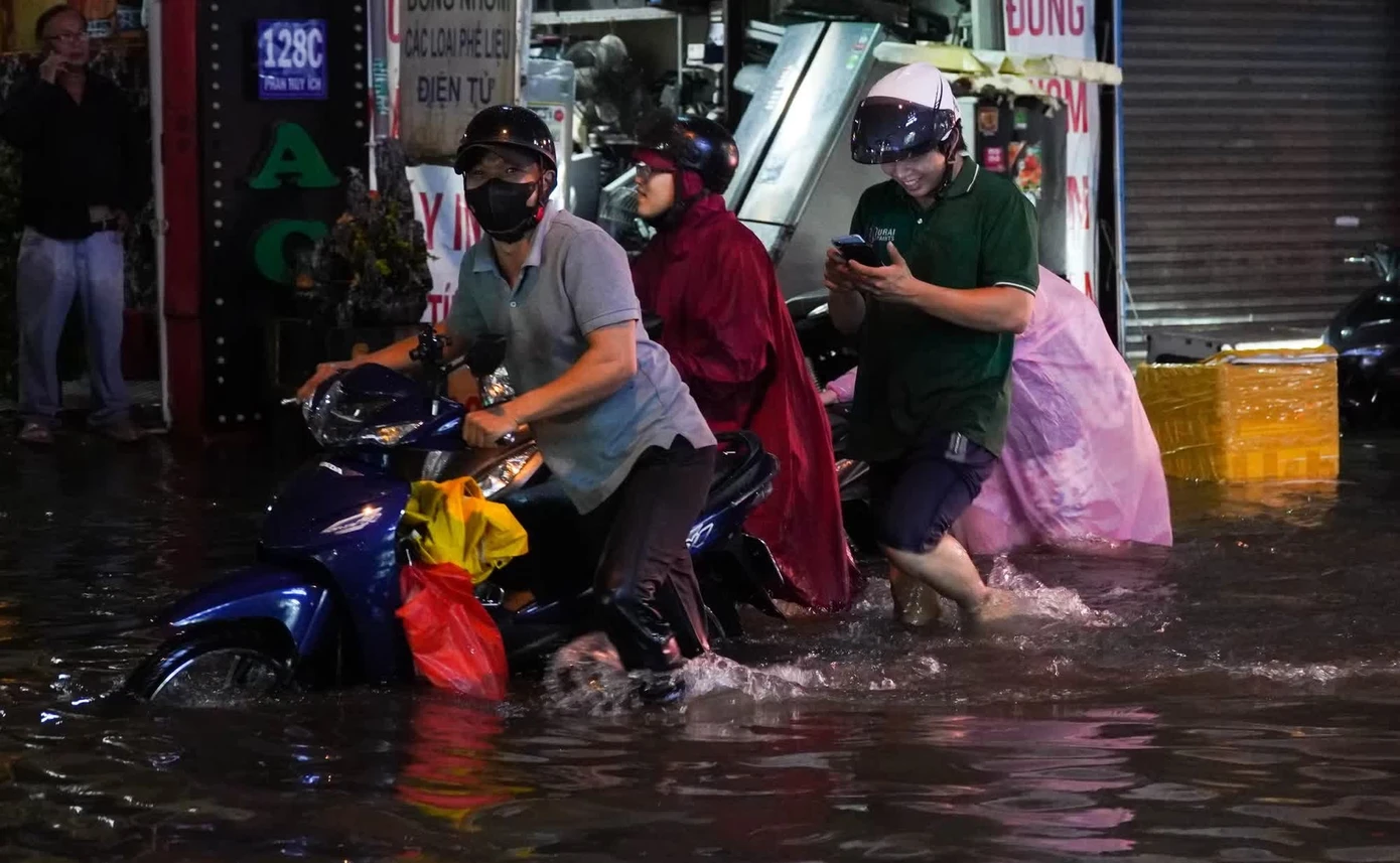 胡志明市市民在大雨中出行
