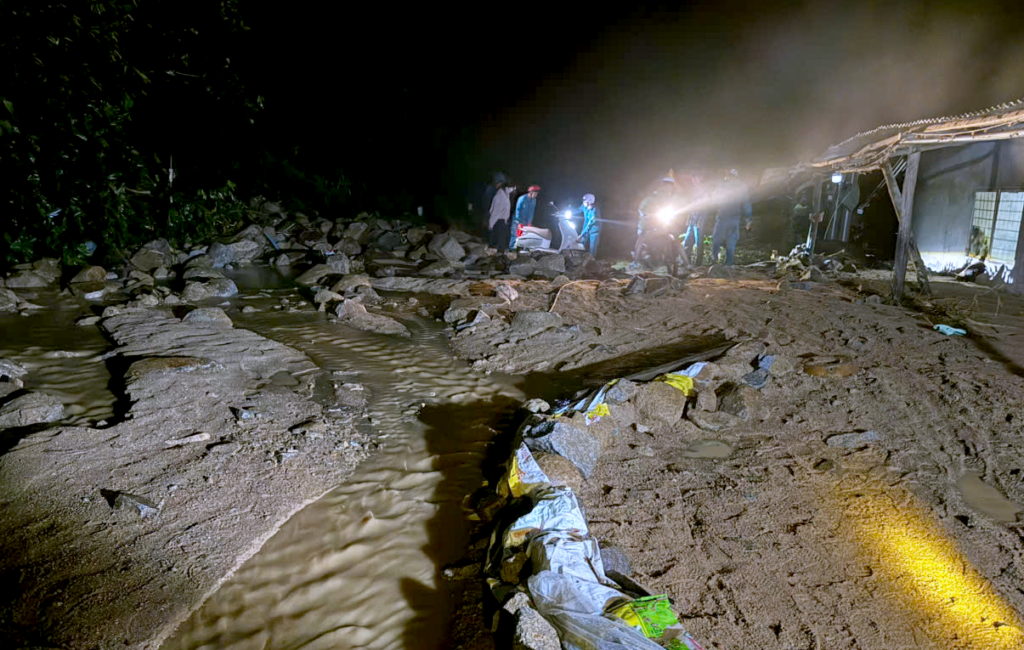連夜清理多美嶺滑坡土石,恢復55號國道通行