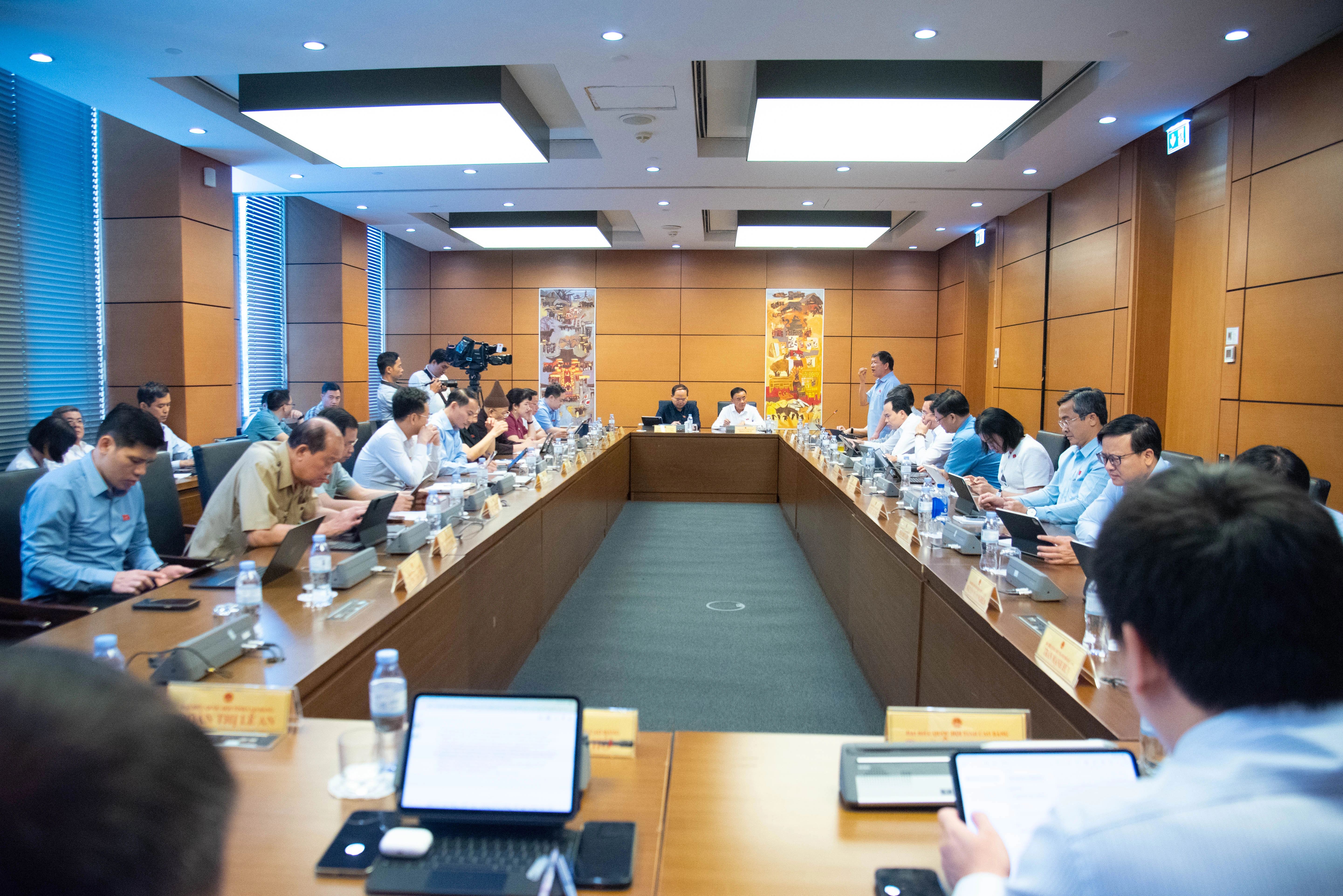 国会代表团分组讨论会现场
