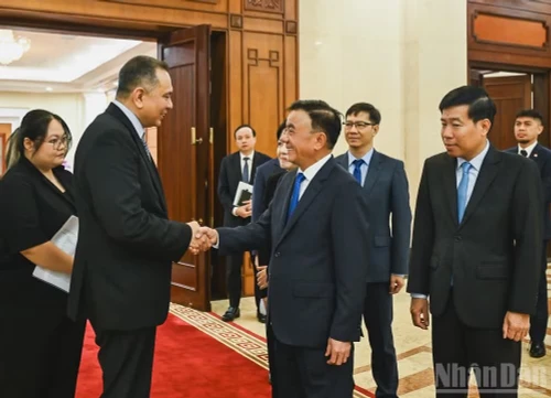 陈锦绣会见克里斯托弗·普拉加萨姆