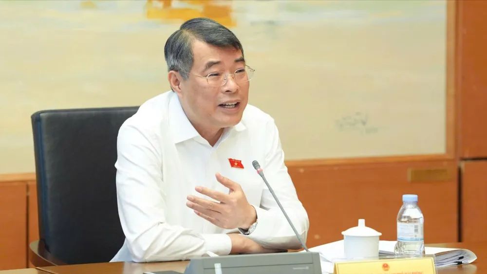 10月19日上午,总理黎明兴在海防市国会代表团小组讨论会上发言。