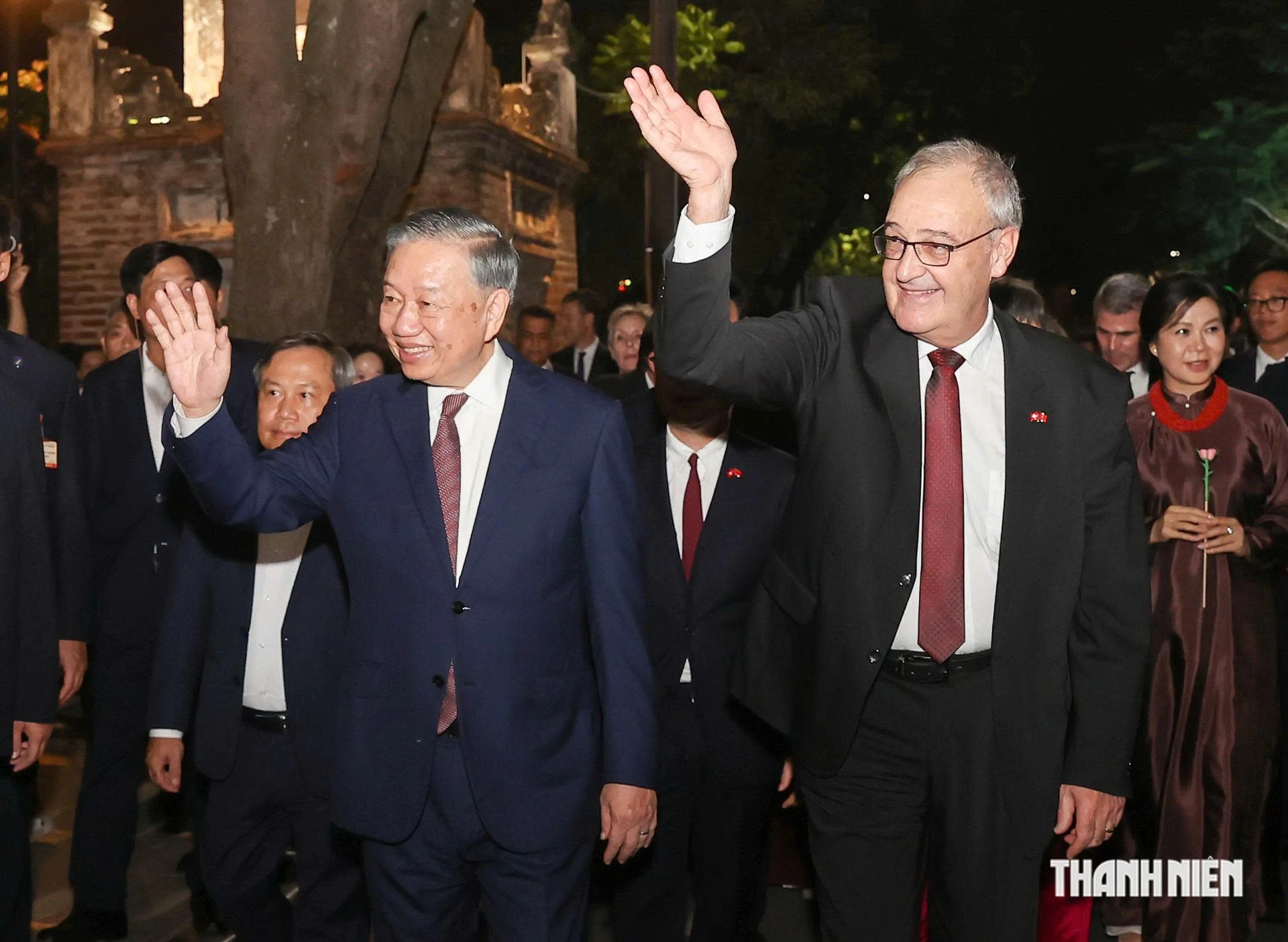 苏林与瑞士总统游览还剑湖
