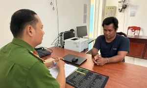 殴打母亲并持刀刺伤警察的嫌疑人被羁押