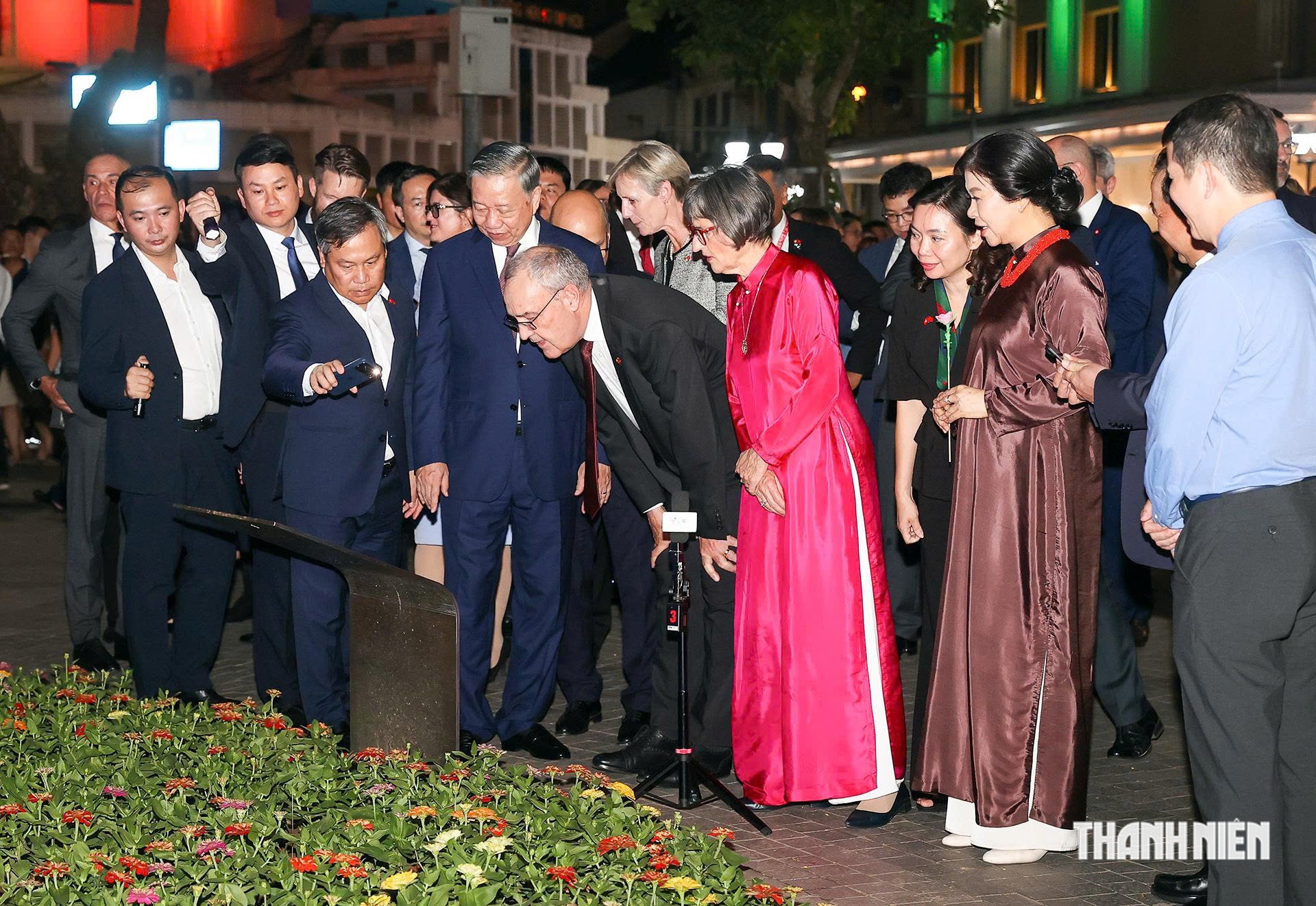 苏林总书记、国家主席与瑞士总统游览还剑湖