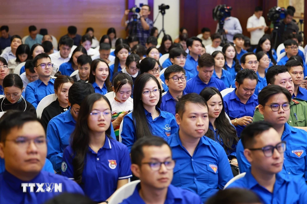 越南总理要求逐步提高各行业年轻领导干部比例 · 报道配图
