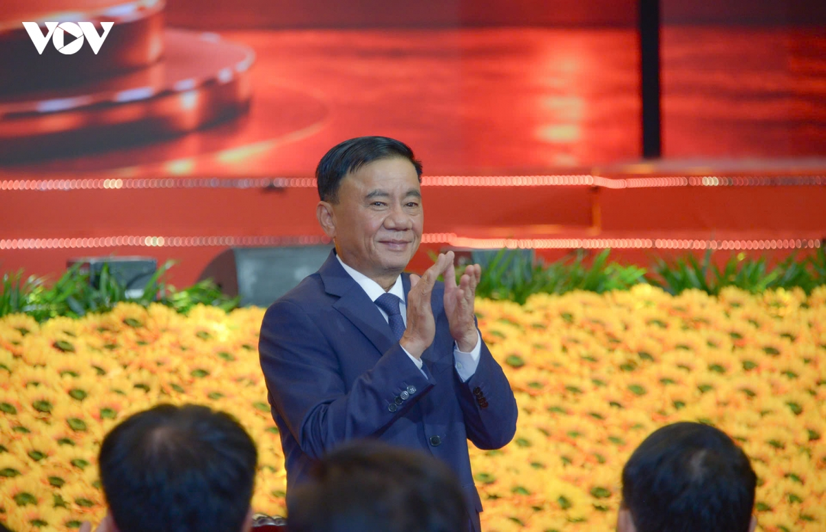 越南第六届建党思想征文比赛颁奖，陈锦秀出席并致辞 · 报道配图