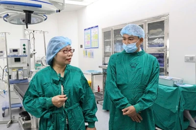 卫生部专业评审委员会与同奈省综合医院医生就开展肾移植技术进行交流。