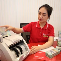 多家银行下调贷款利率,推出优惠信贷并削减成本以支持企业和民众,同时保障运营安全。
