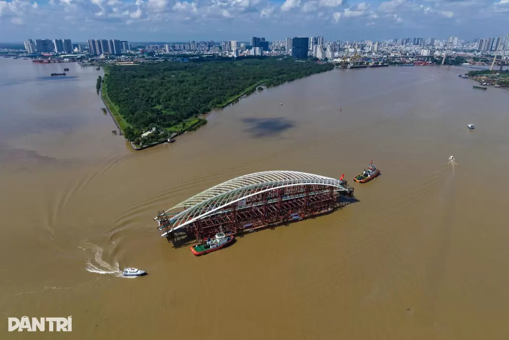 西贡河步行桥3400吨钢跨经水路拖入胡志明市中心 · 报道配图