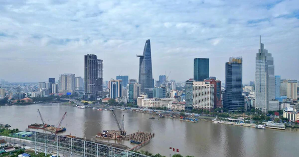 胡志明市为拖运西贡河步行桥主跨限制四航道通行 · 报道配图