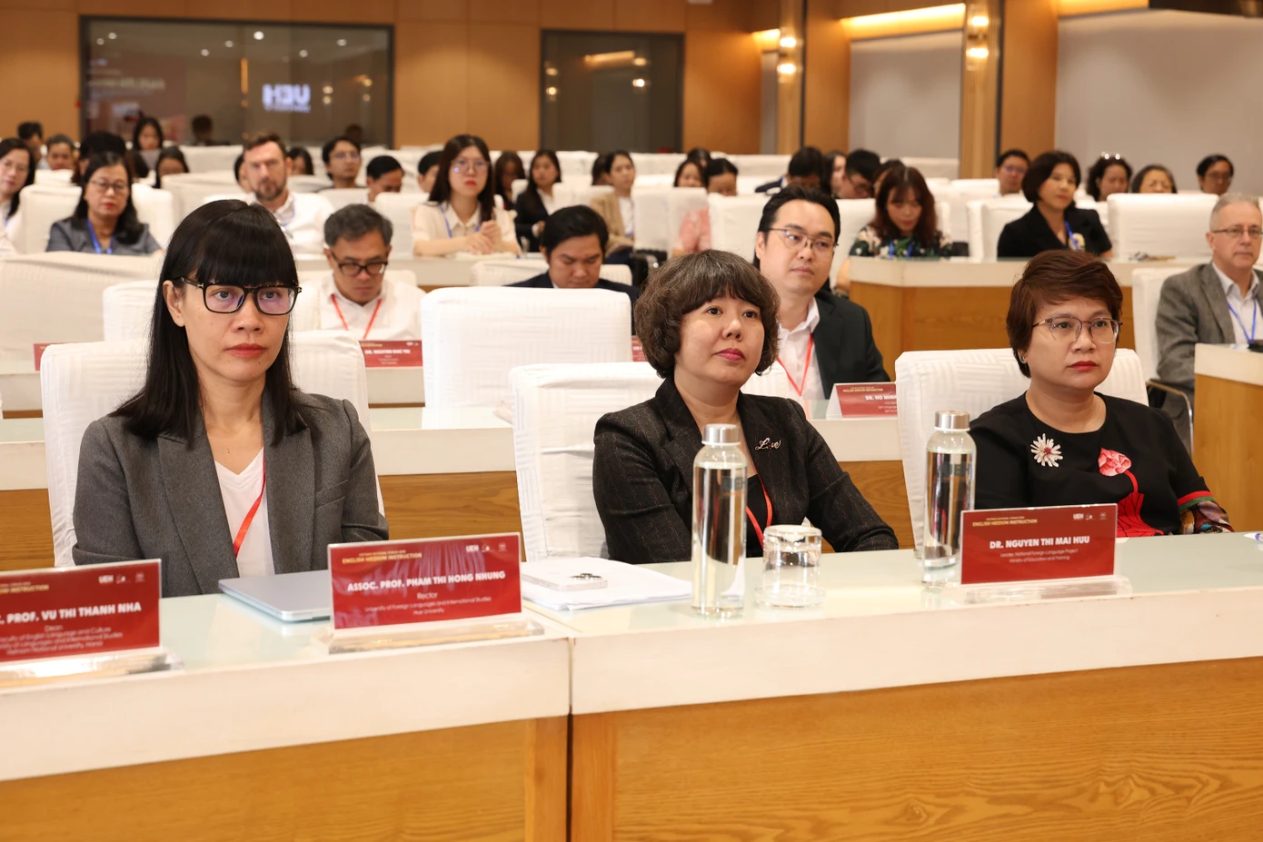 越南教育部官员称扩大英语授课需同步准备师资与教材 · 报道配图
