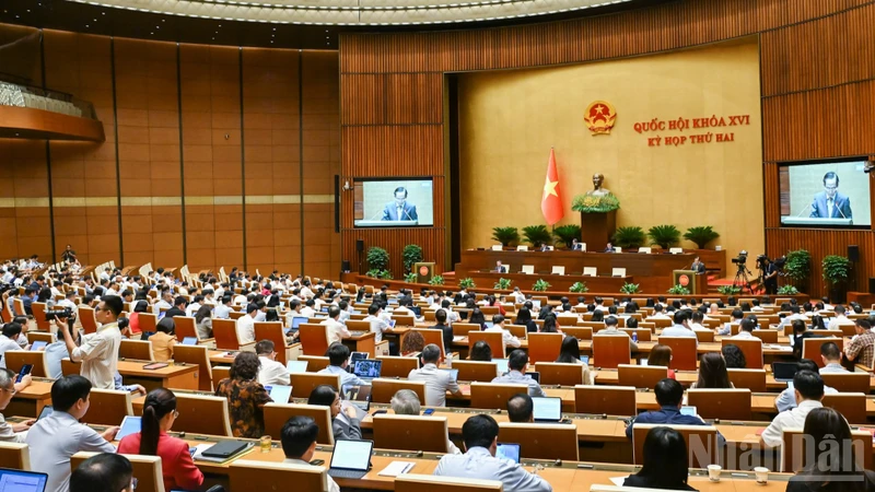 越南国会16届2次会议分组讨论2026年经济社会与2027年预算安排 · 报道配图