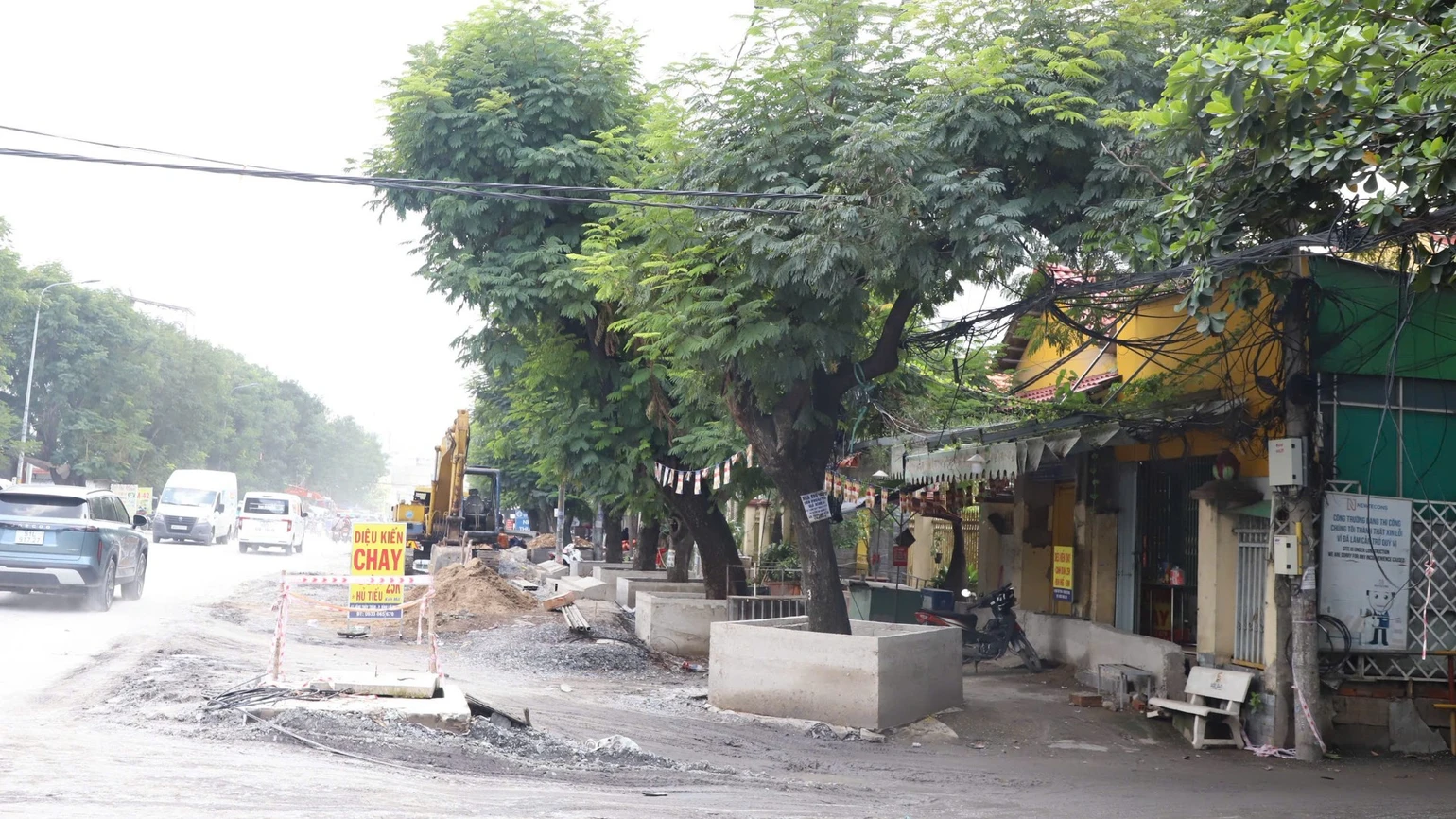 胡志明市登垂雲路抬高逾一米，沿線民宅成窪地 · 報道配圖