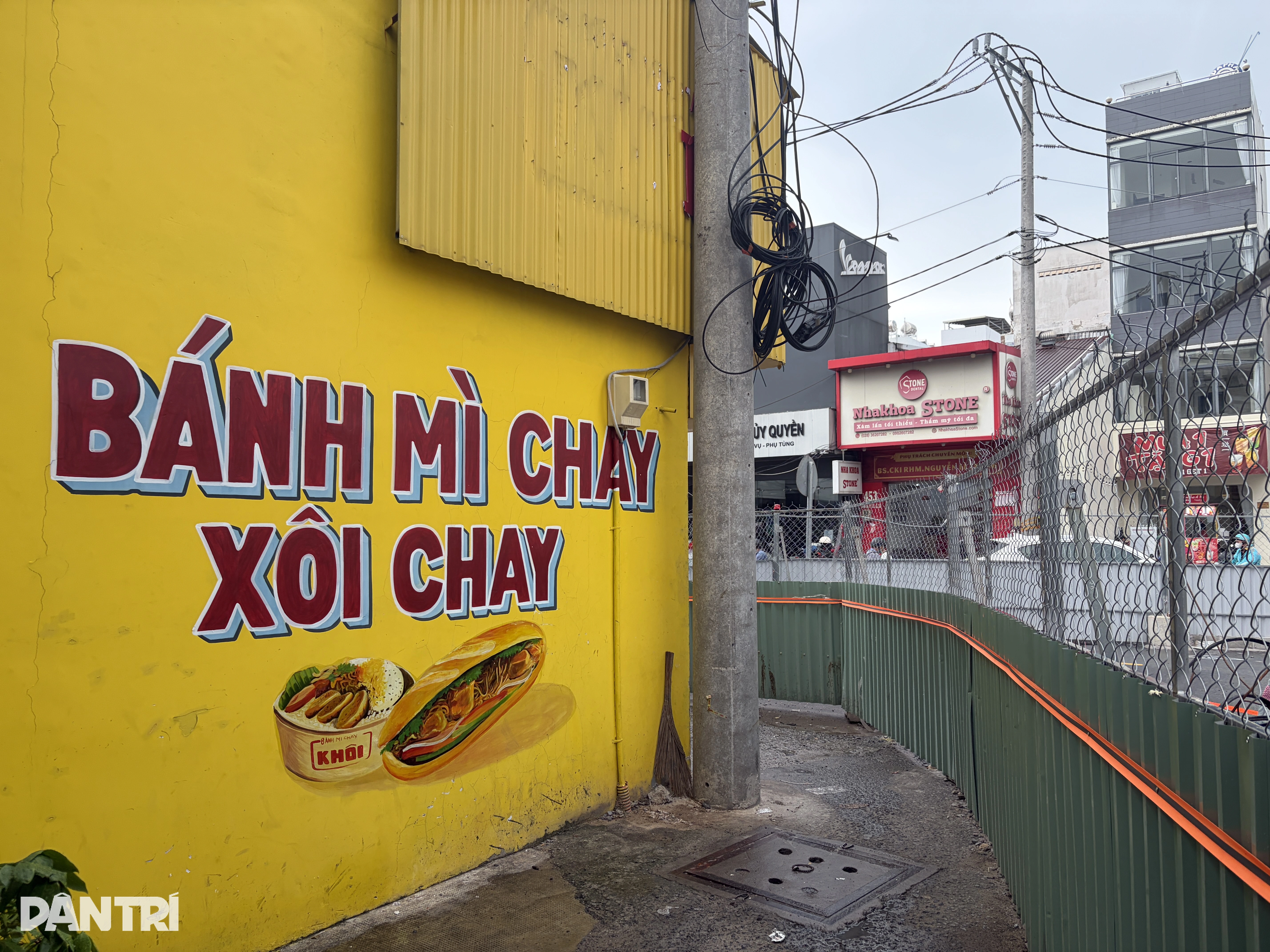 胡志明市地铁2号线围挡遮挡店面,沿线商户客流下滑 · 报道配图