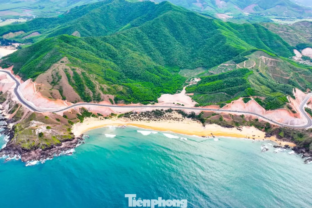 山海间蜿蜒的山路