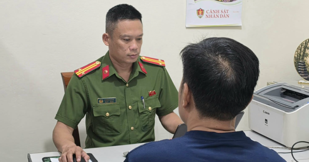 乂安省永兴坊警方查获在禁倒路段乱倒垃圾的司机