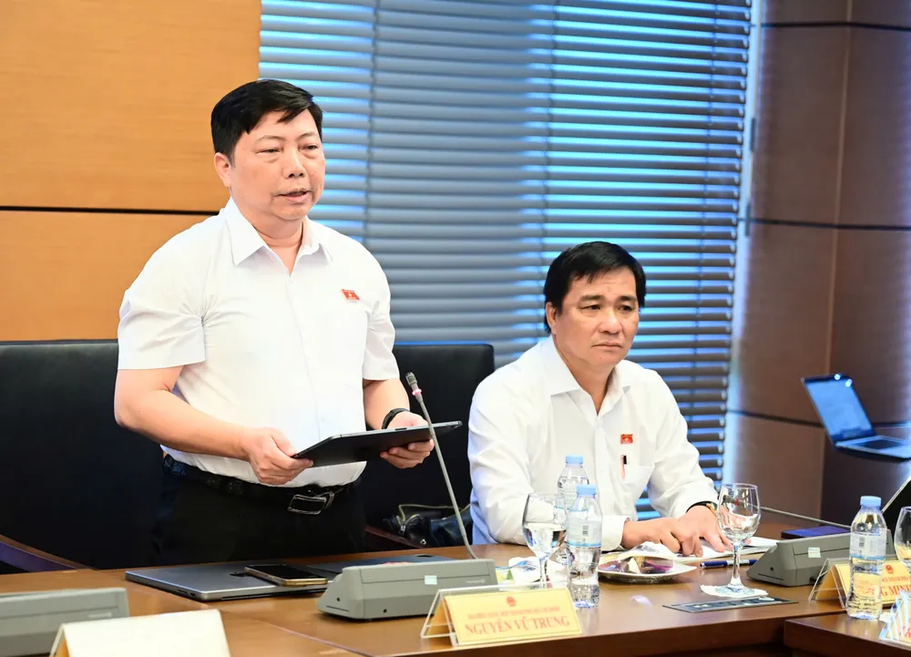 阮武忠在小组讨论会上发言。