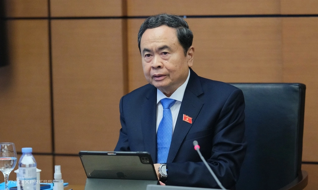 国会主席陈青敏在10月18日上午的会议上发言。