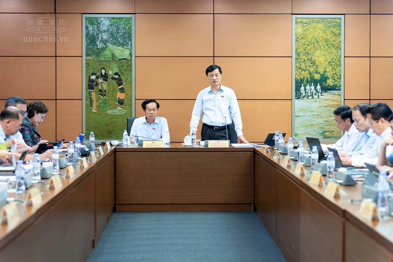 越南国会分组讨论经济社会,阮维玉提出按职能定岗位不按编制 · 报道配图
