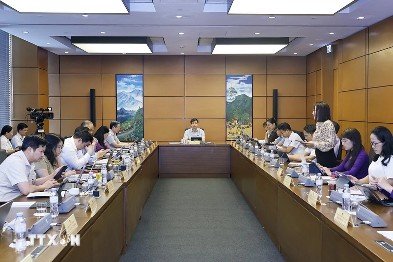 越南国会审议资产拍卖法修订草案，聚焦土地价格与楼市调控 · 报道配图