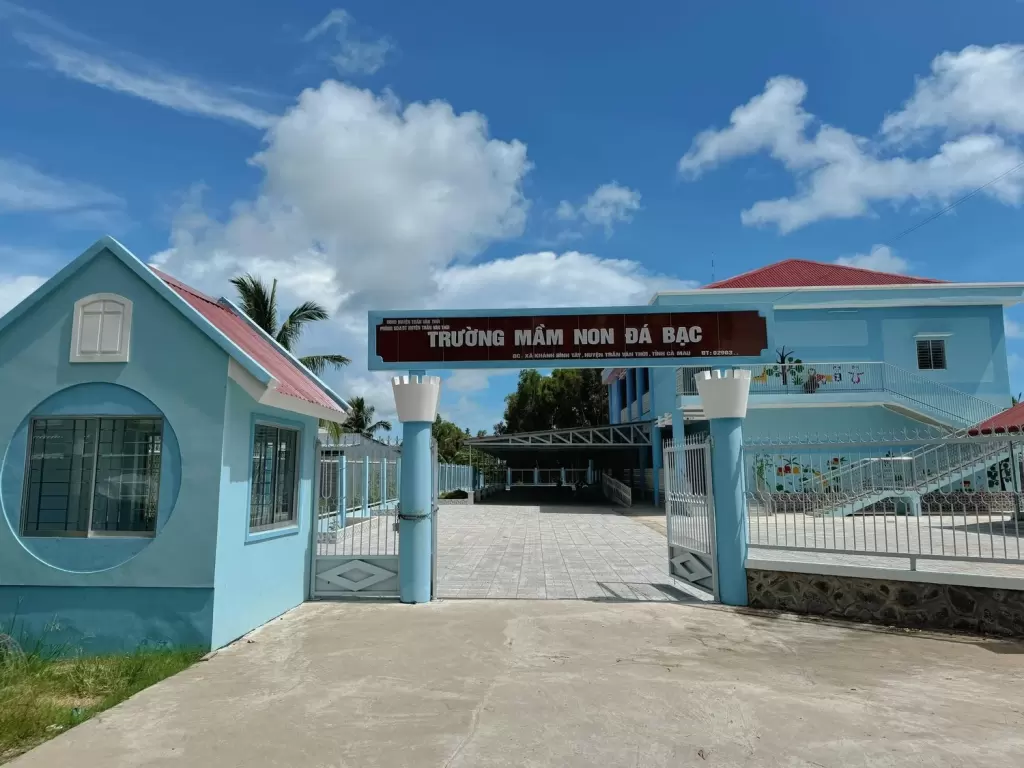 金瓯Đá Bạc幼儿园校长被要求公开道歉并收回违规款项 · 报道配图