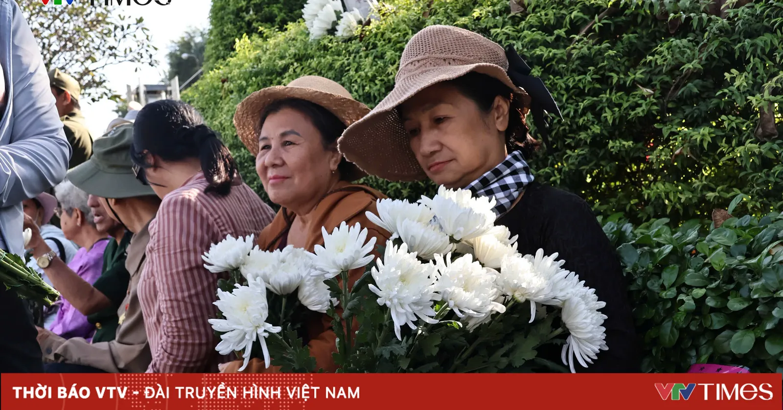 胡志明市市民白菊送别烈士 免费赠花致意