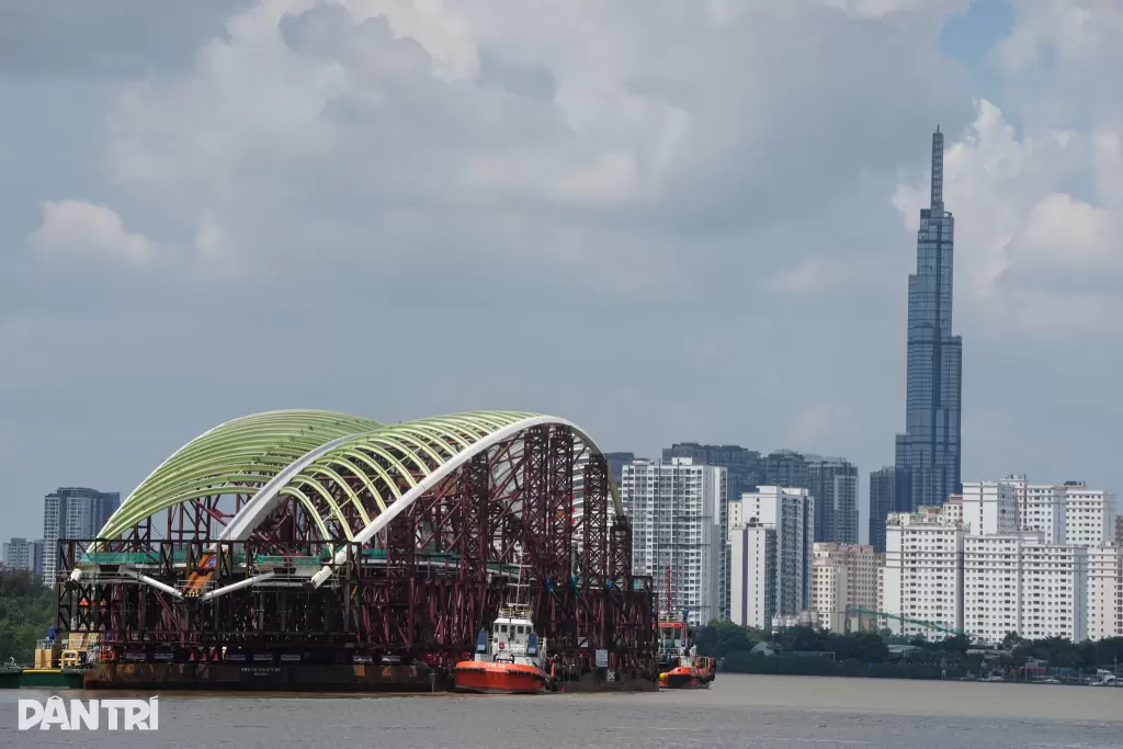 3400噸水椰葉主跨進入胡志明市中心的瞬間-2