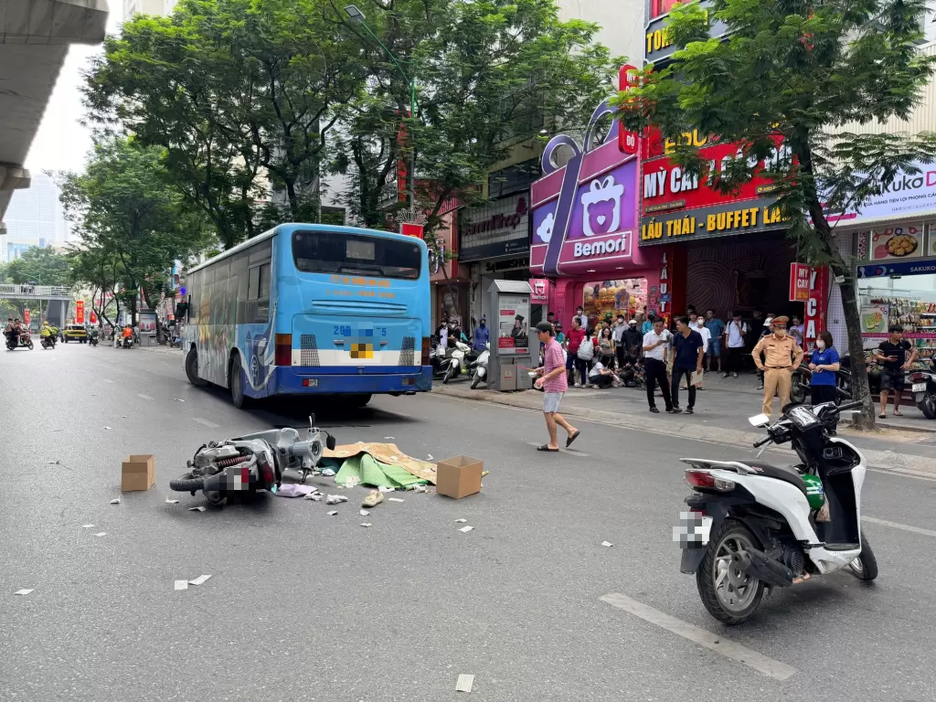 河內春水路公交車與摩托車相撞,一女子當場死亡 · 報道配圖