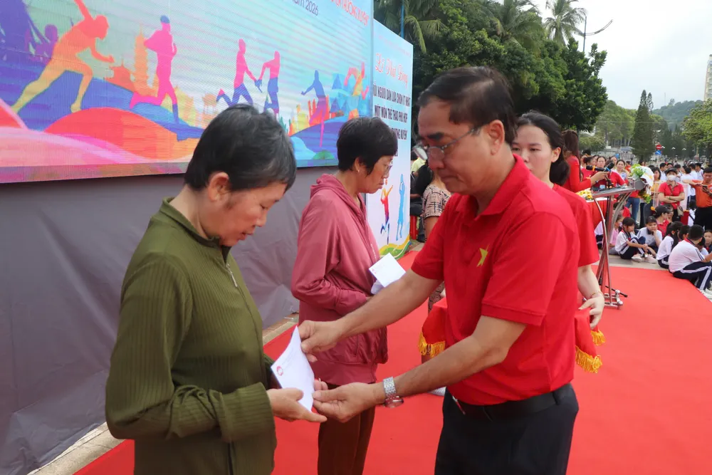 武登科向贫困者发放医保卡