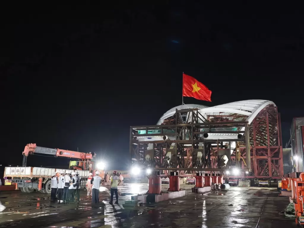 西贡河步行桥3400吨钢拱经水路拖航抵达胡志明市中心 · 报道配图