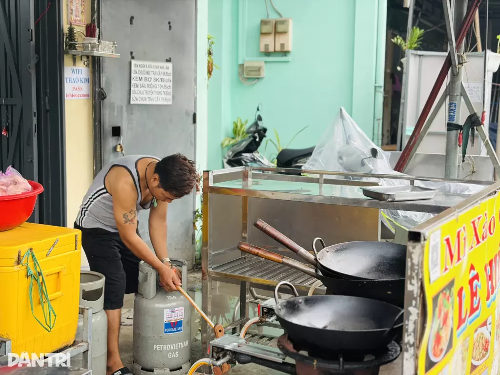 胡志明市地铁2号线围挡遮挡店面,沿线商户客流下滑 · 报道配图