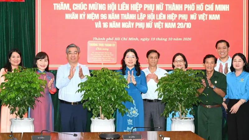 胡志明市领导在越南妇女节前祝贺市妇联 · 报道配图