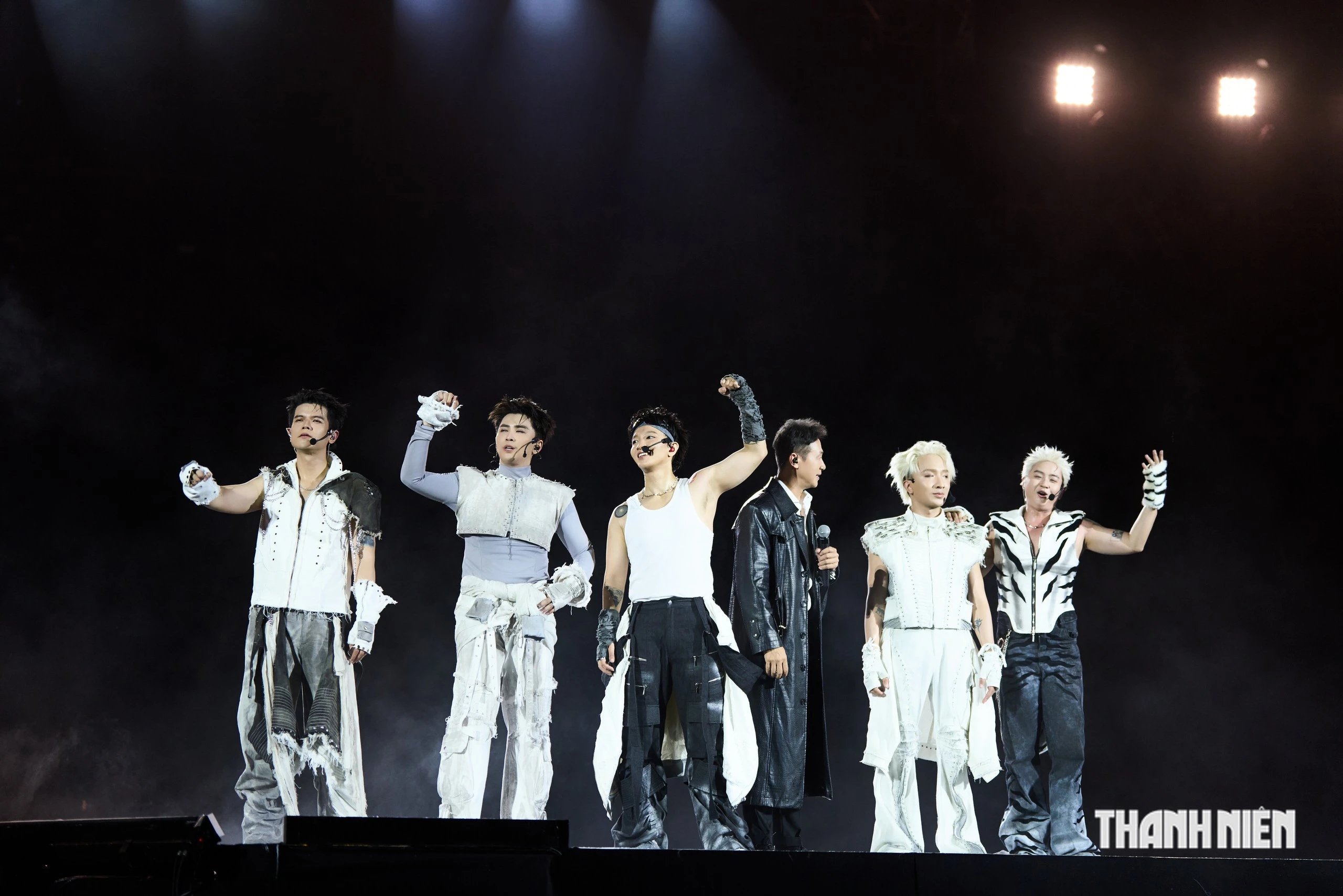 Đại Nghĩa、Hà Anh Huy在2026年《哥哥們跨越千重荊棘》演唱會表演空中吊索