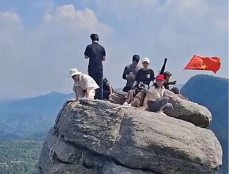 广宁叠石山无保护攀岩拍照视频流传，当地政府称将设障劝阻 · 报道配图