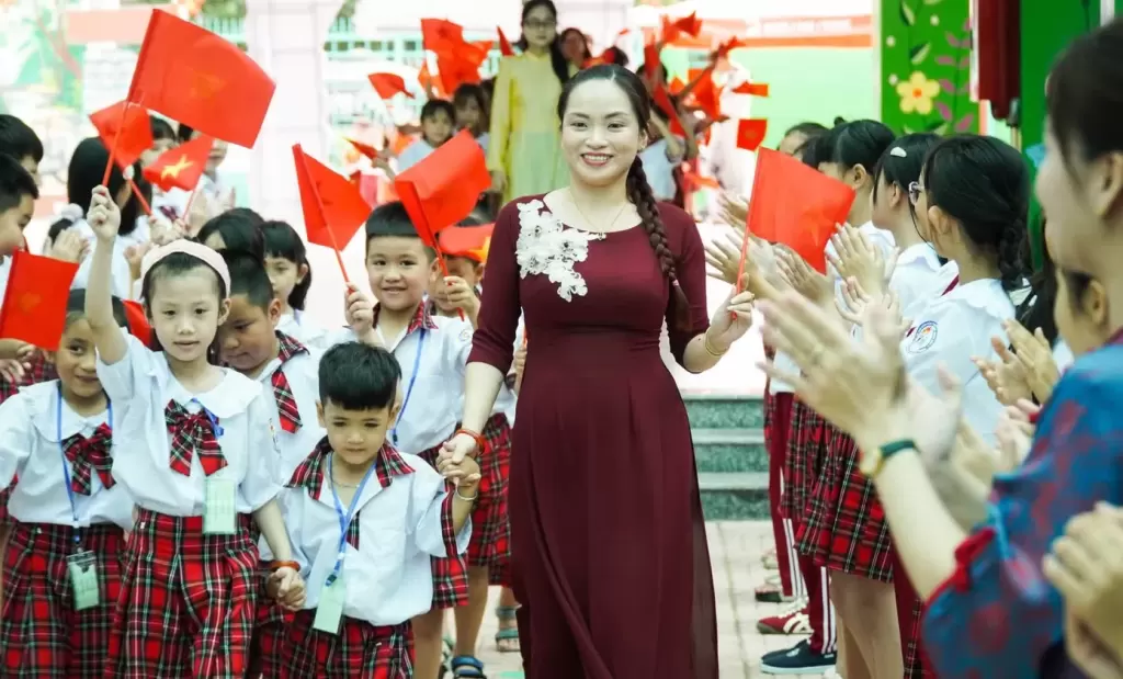 胡志明市学校整合后逾2400名校长副校长转任教师 · 报道配图