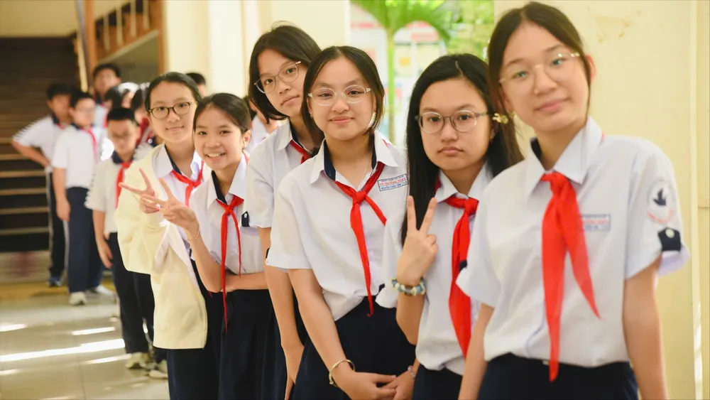 學生們興致勃勃地觀看關於網絡空間暴力情境的模擬法庭