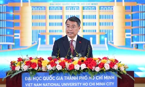 越南教育部官员称扩大英语授课需同步准备师资与教材 · 报道配图