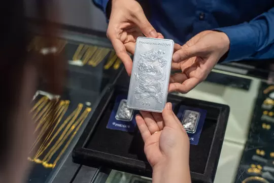 国际银价一周跌逾6%,越南国内银条每公斤下调近350万越盾 · 报道配图