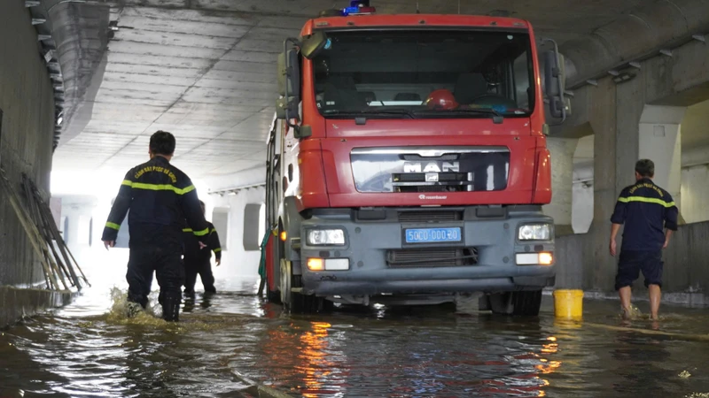 胡志明市安富路口地下通道雨后积水 市府要求加装水位传感器 · 报道配图