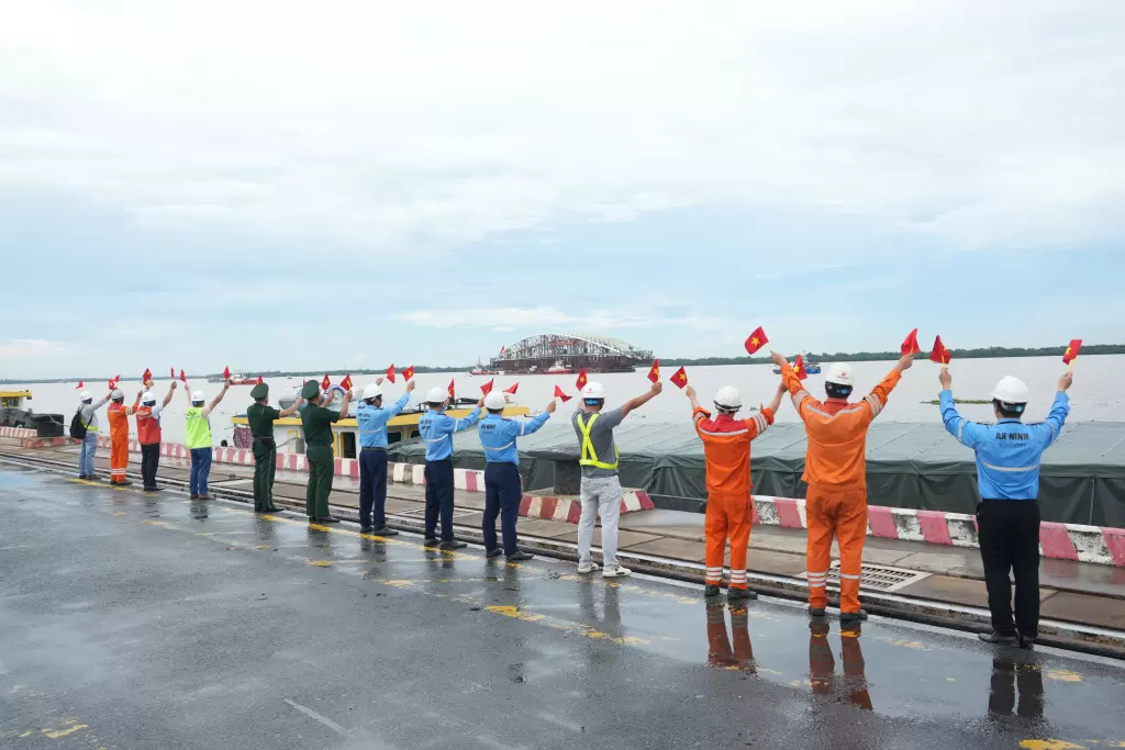 3400吨椰叶桥跨拖航船队抵达首个停泊点
