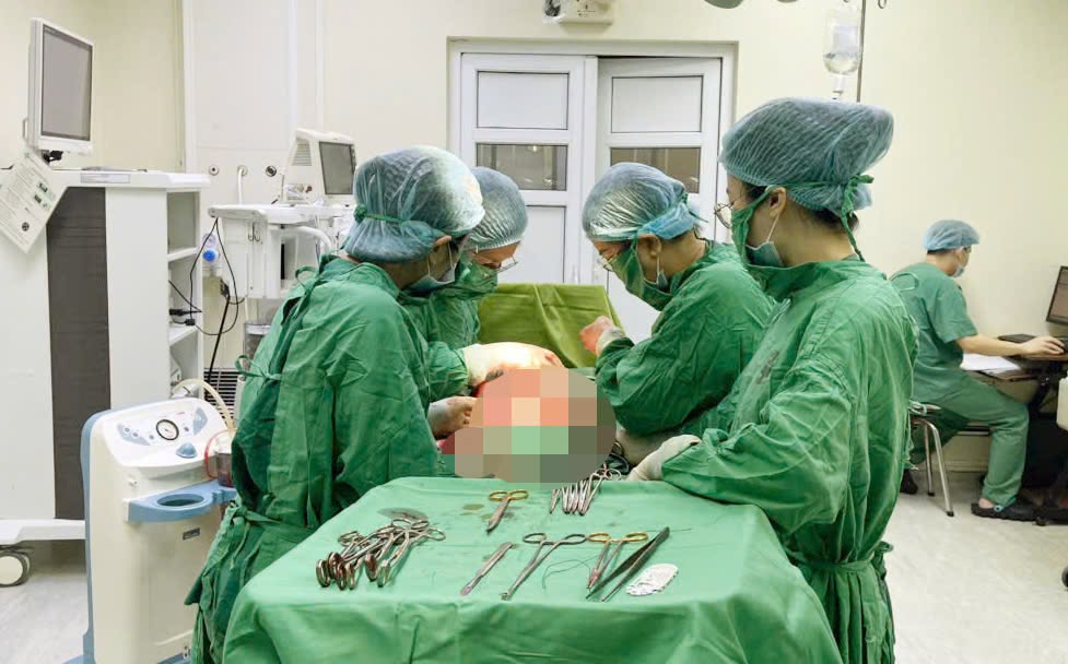 医生为产妇进行手术。
