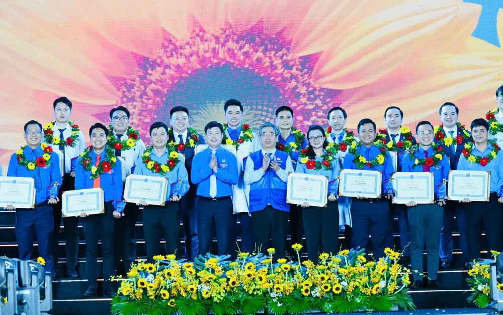 胡志明市青联会举行成立70周年纪念活动 · 报道配图