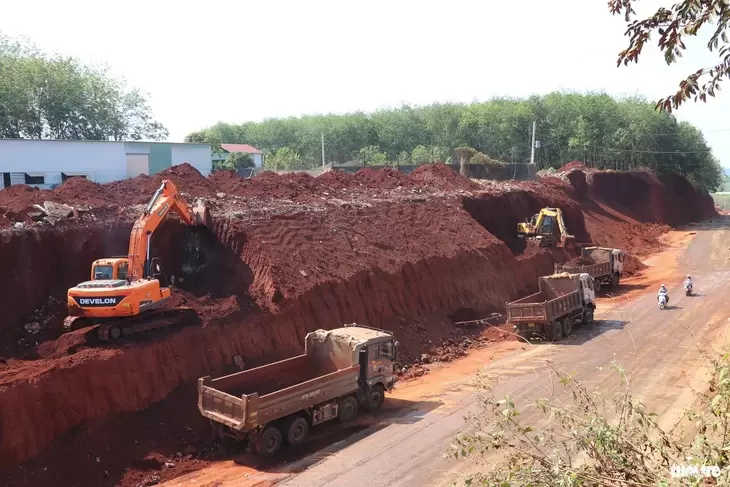 同奈ĐT753路沿線民宅與路面高差問題引發標高公開建議 · 報道配圖
