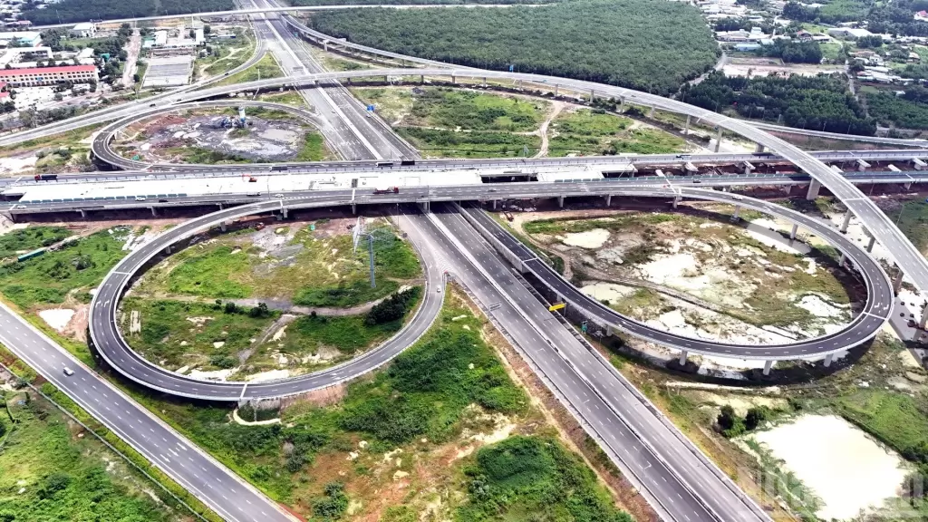 隆城机场客运航站楼全景。