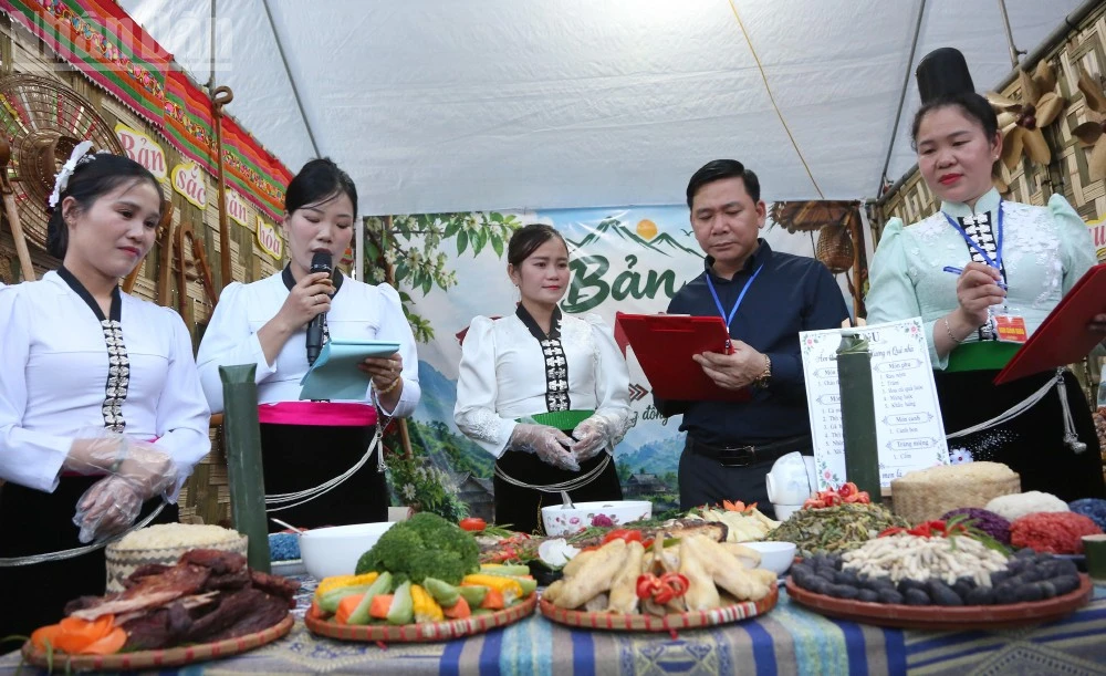 评委为农产品展示和美食比赛打分