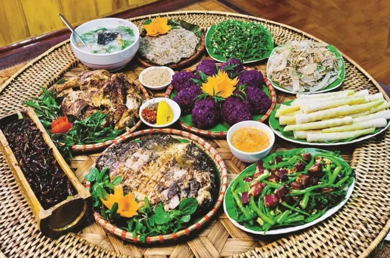 老街省Trống Páo Sang峰多次出現冰霜,海拔逾1500米 · 報道配圖