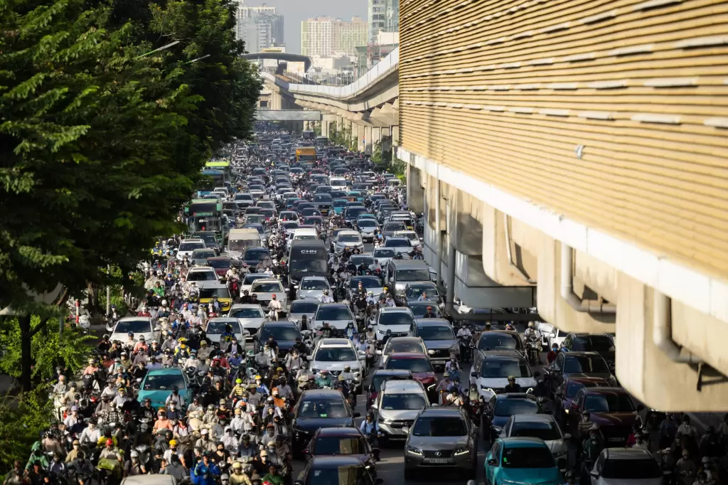 道路上缓慢挪动的车流